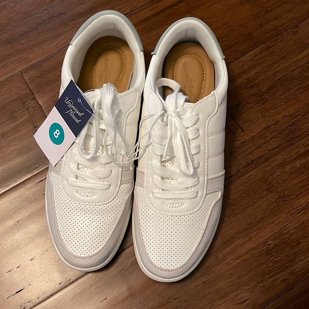 Universal thread sneakers